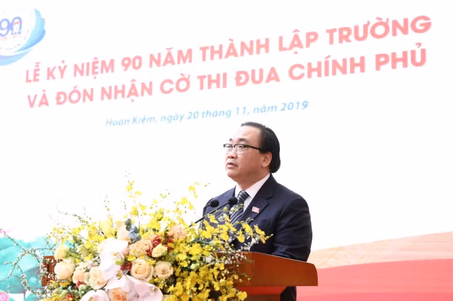 越南党和国家领导开展教师节走访慰问活动 ảnh 1