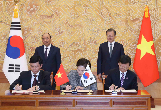 政府总理阮春福与韩国总统文在寅举行会谈 ảnh 2 政府总理阮春福与韩国总统文在寅举行会谈 ảnh 2