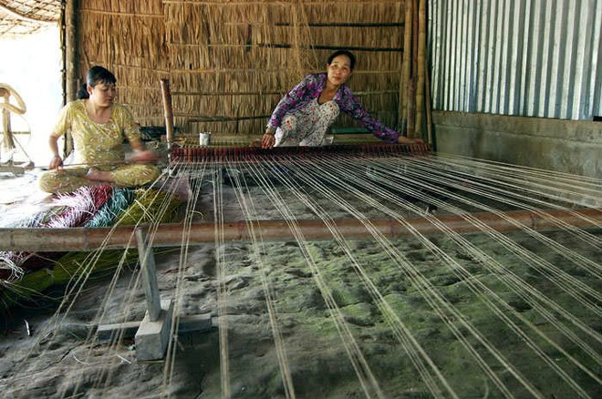 前江省多错并举扶持隆定乡传统凉席编织业发展 ảnh 1 前江省多错并举扶持隆定乡传统凉席编织业发展 ảnh 1