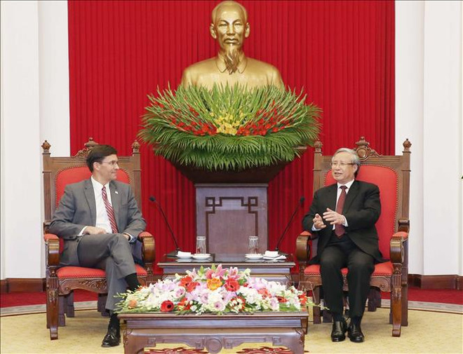 越共中央书记处常务书记陈国旺会见美国国防部长马克•埃斯珀 ảnh 1