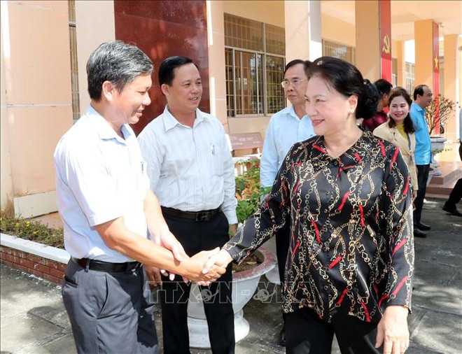 越南国会主席阮氏金银接触芹苴市丰田镇选民 ảnh 1