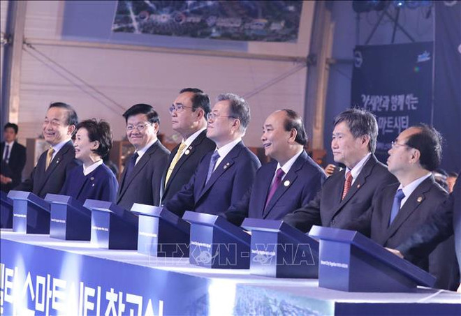 越南政府总理阮春福出席韩国釜山生态三角洲智慧城动工仪式 ảnh 1 越南政府总理阮春福出席韩国釜山生态三角洲智慧城动工仪式 ảnh 1