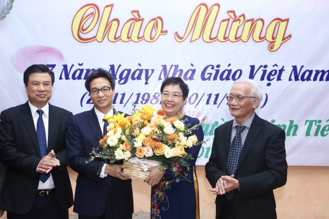 越南党和国家领导开展教师节走访慰问活动 ảnh 2