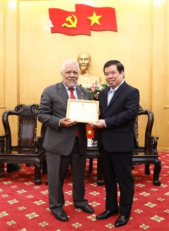 委内瑞拉驻越南大使荣获“致力于政治理论培训事业”纪念章 ảnh 1