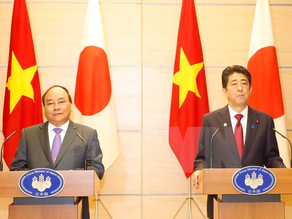 阮春福总理与日本首相安倍晋三举行联合记者会 ảnh 1 阮春福总理与日本首相安倍晋三举行联合记者会 ảnh 1