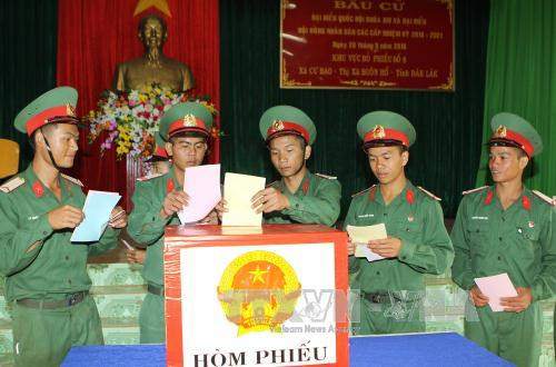 选举日临近:驻扎得乐省第95步兵团选民提前投票 ảnh 1 选举日临近:驻扎得乐省第95步兵团选民提前投票 ảnh 1