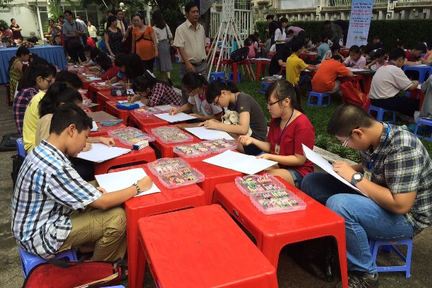 胡志明市100名学生参加“越美友谊”儿童绘画比赛 ảnh 1