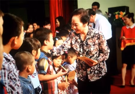 越南国家副主席阮氏缘向河南省优秀师生颁发助学金 ảnh 1