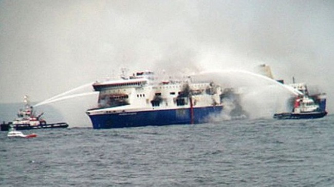 菲律宾一艘渡轮抵港后发生火灾2名工作人员受伤 ảnh 1