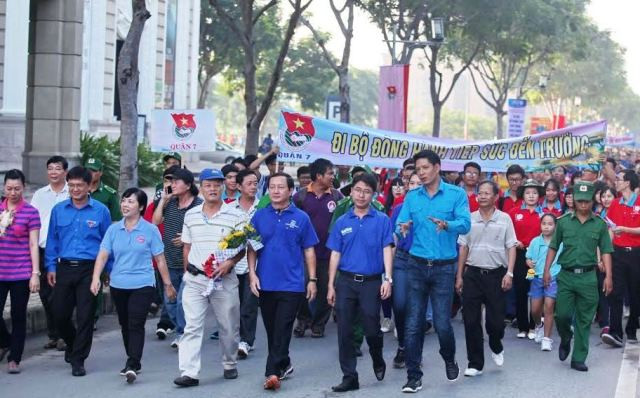 胡志明市:6000多人参加“接力上学”助学基金筹款步行活动 ảnh 1 胡志明市:6000多人参加“接力上学”助学基金筹款步行活动 ảnh 1