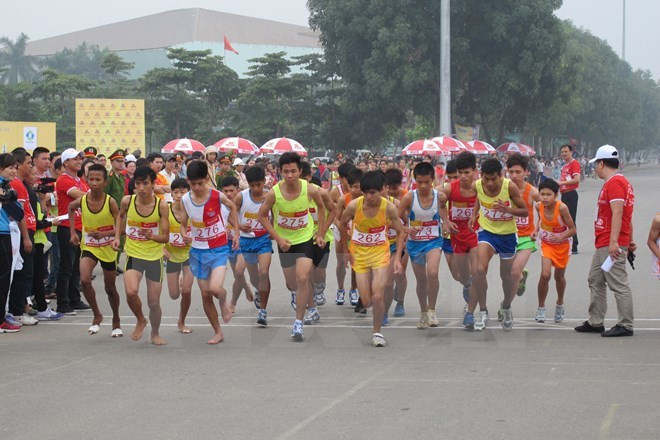 2015年越南国家青年田径锦标赛在河内举行 ảnh 1 2015年越南国家青年田径锦标赛在河内举行 ảnh 1