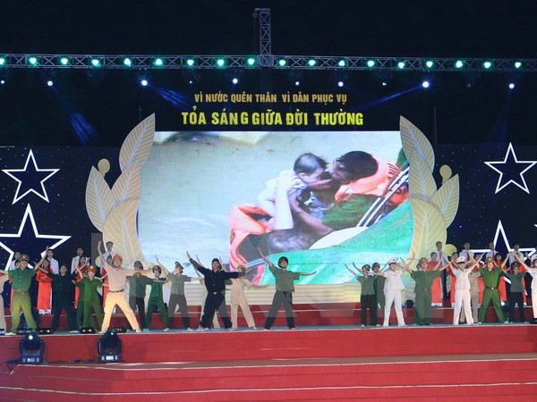 越南各地举行多项活动 庆祝人民公安传统日70周年 ảnh 1