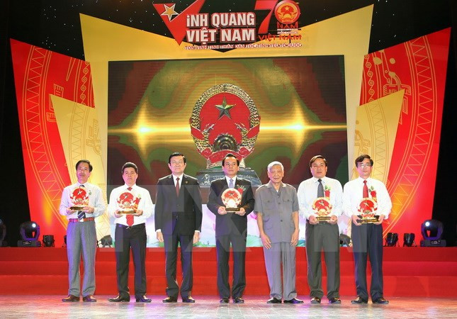 越南国家主席张晋创出席2015年“光荣越南”活动 ảnh 1 越南国家主席张晋创出席2015年“光荣越南”活动 ảnh 1