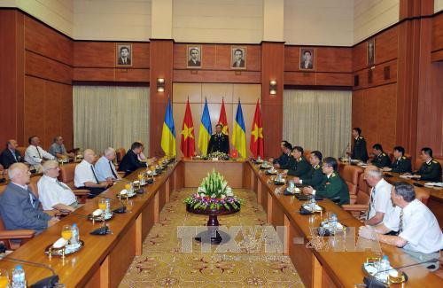 越南国防部领导会见援越抗法美乌克兰老战士代表 ảnh 1 越南国防部领导会见援越抗法美乌克兰老战士代表 ảnh 1