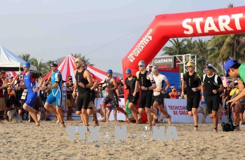 来自56个国家的1600名运动员参加越南2017年铁人三项比赛 ảnh 1