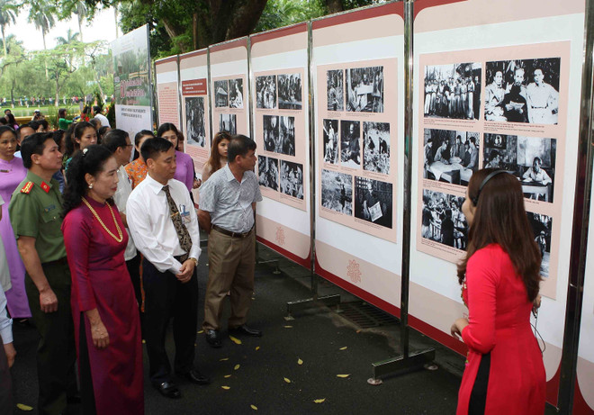 纪念主席府胡伯伯高脚屋建成60周年的图片展 ảnh 2 纪念主席府胡伯伯高脚屋建成60周年的图片展 ảnh 2
