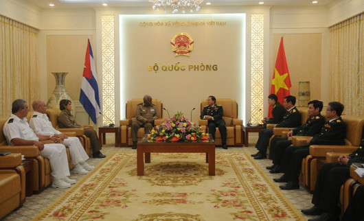 杜伯巳大将会见古巴革命武装力量部部长特使 ảnh 1 杜伯巳大将会见古巴革命武装力量部部长特使 ảnh 1