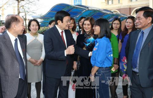 越南国家主席张晋创走访河内经营与技术大学 ảnh 1