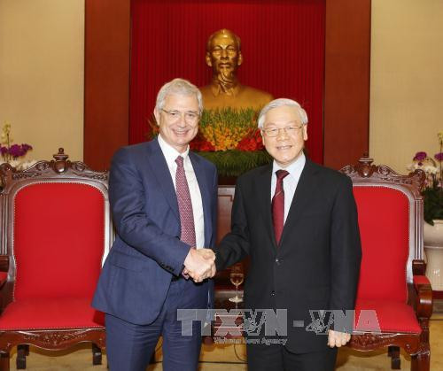 越共中央总书记阮富仲会见法国国民议会议长克洛德·巴尔托洛内 ảnh 1