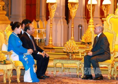 越南政府总理阮春福拜见柬埔寨国王西哈莫尼 ảnh 2