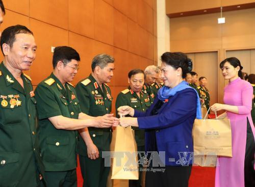 阮氏金银主席会见越南人民军第二军团老战士代表团 ảnh 1 阮氏金银主席会见越南人民军第二军团老战士代表团 ảnh 1