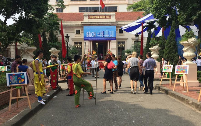 2017年越南图书节吸引众多读者前来参观 ảnh 1 2017年越南图书节吸引众多读者前来参观 ảnh 1