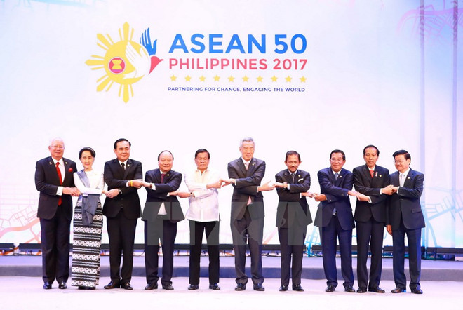 越南政府总理阮春福出席第30届东盟峰会 ảnh 3 越南政府总理阮春福出席第30届东盟峰会 ảnh 3