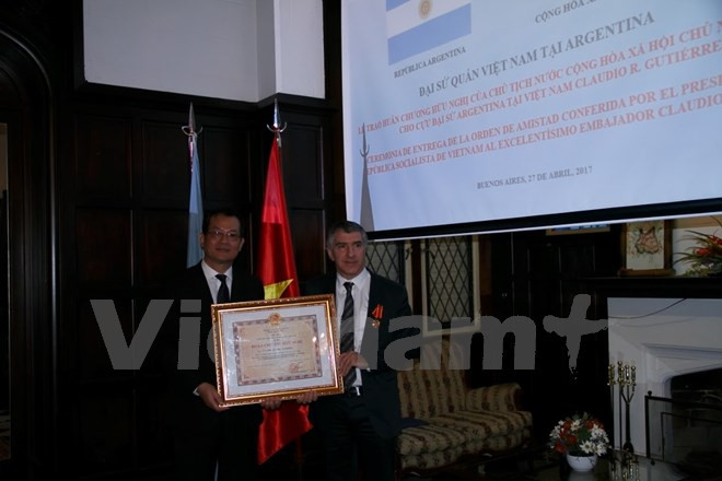 阿根廷前驻越南大使荣获越南国家主席的友谊勋章 ảnh 1 阿根廷前驻越南大使荣获越南国家主席的友谊勋章 ảnh 1