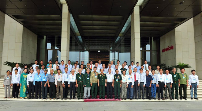 国会副主席杜伯巳会见坚江省革命有功者代表团 ảnh 1