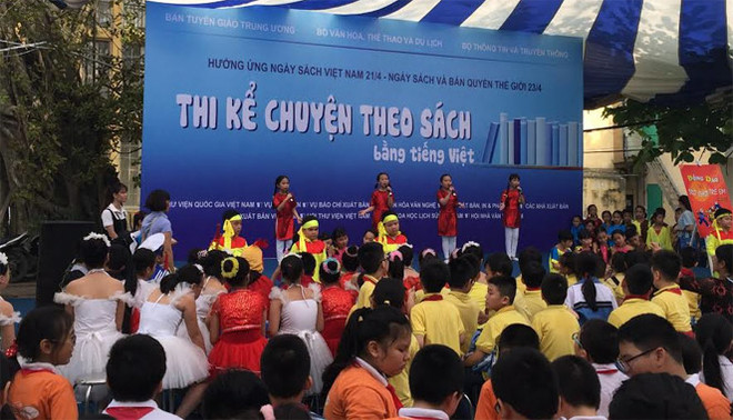2017年越南图书节吸引众多读者前来参观 ảnh 3 2017年越南图书节吸引众多读者前来参观 ảnh 3