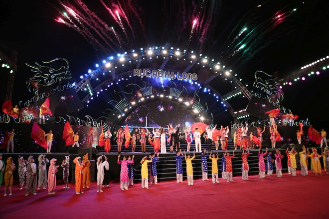 2017年下龙湾旅游周热闹启动 ảnh 1