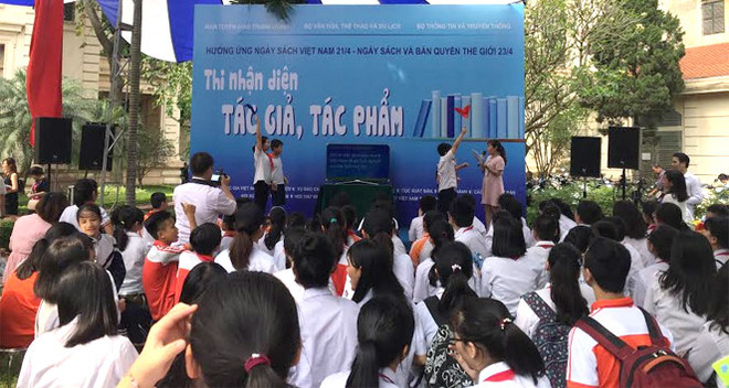 2017年越南图书节吸引众多读者前来参观 ảnh 2 2017年越南图书节吸引众多读者前来参观 ảnh 2