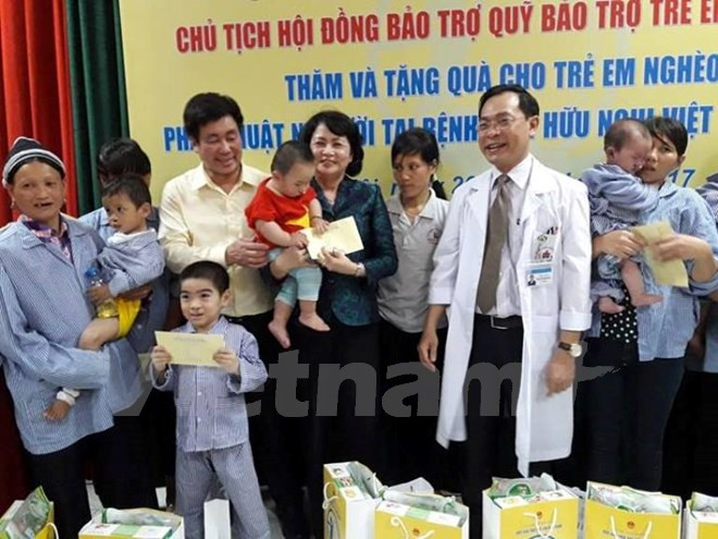 国家副主席邓氏玉盛看望慰问贫困唇腭裂儿童患者 ảnh 1