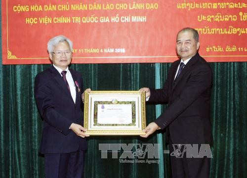 胡志明国家政治学院领导荣获老挝国家勋章 ảnh 1 胡志明国家政治学院领导荣获老挝国家勋章 ảnh 1