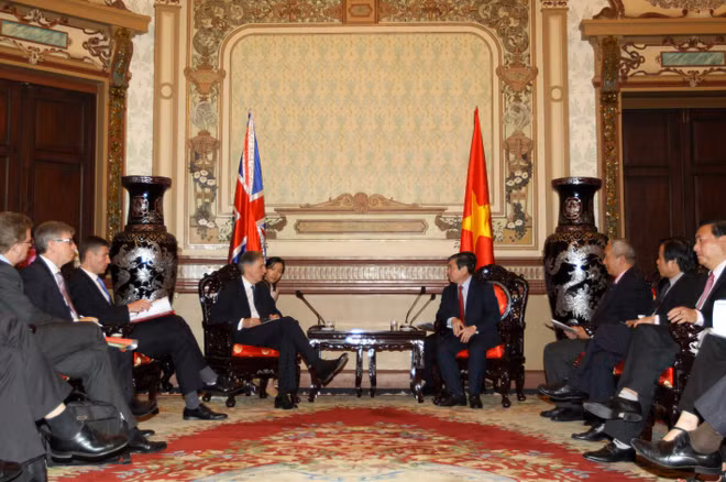 胡志明市人民委员会主席阮成峰会见英国外交大臣哈蒙德 ảnh 1