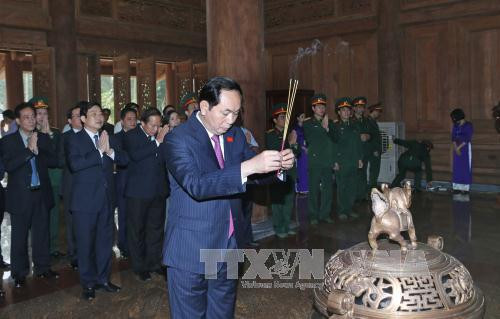 国家主席陈大光前往河内市巴为县K9遗迹区上香缅怀胡志明主席 ảnh 1