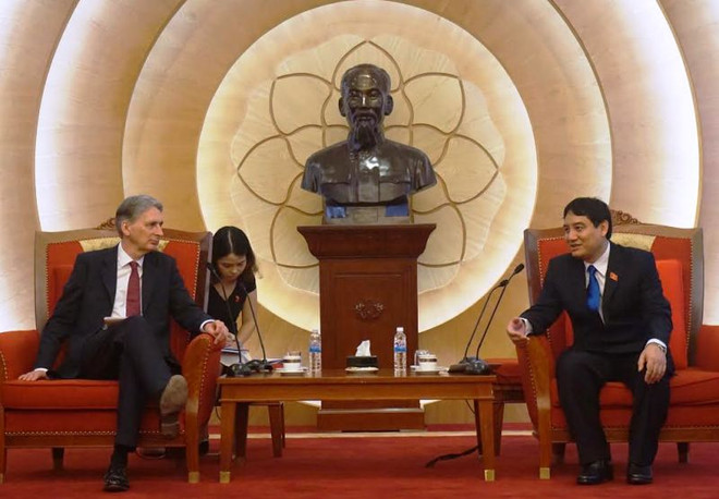 胡志明共青团中央第一书记阮得荣会见英国外交大臣哈蒙德 ảnh 1 胡志明共青团中央第一书记阮得荣会见英国外交大臣哈蒙德 ảnh 1
