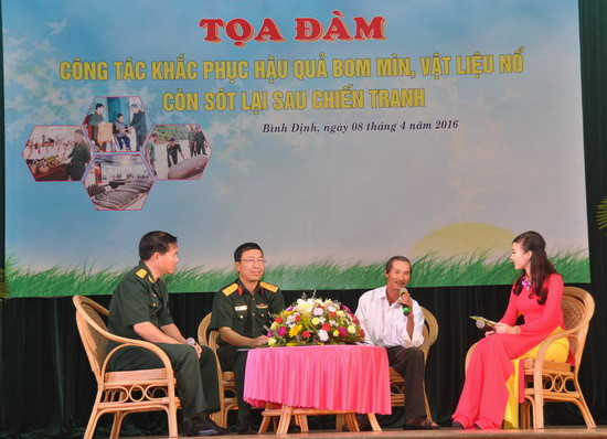 全国青年积极参加预防战争遗留炸弹事故运动 ảnh 1 全国青年积极参加预防战争遗留炸弹事故运动 ảnh 1