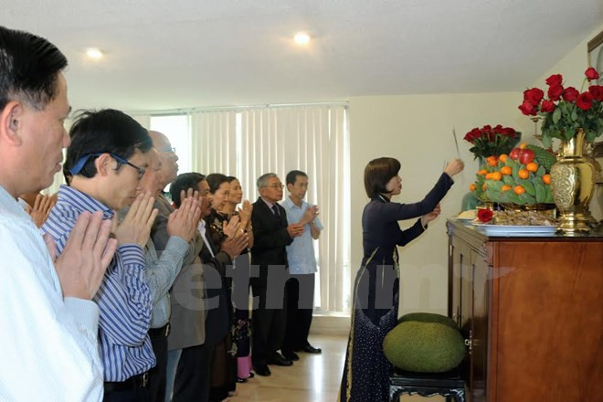 越南驻墨西哥大使馆举行敬香仪式缅怀国祖雄王 ảnh 1 越南驻墨西哥大使馆举行敬香仪式缅怀国祖雄王 ảnh 1