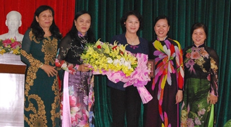 越南国会主席阮氏金银会见槟椥省历届女性干部代表 ảnh 1 越南国会主席阮氏金银会见槟椥省历届女性干部代表 ảnh 1
