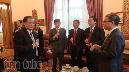 老挝政府副总理宋沙瓦-凌沙瓦走访河内-莫斯科综合楼 ảnh 2 老挝政府副总理宋沙瓦-凌沙瓦走访河内-莫斯科综合楼 ảnh 2
