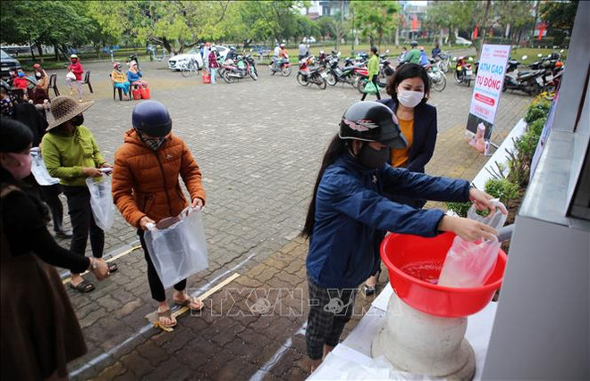 广义省自动“取米机” 协助特困群众共渡疫情难关 ảnh 1 广义省自动“取米机” 协助特困群众共渡疫情难关 ảnh 1