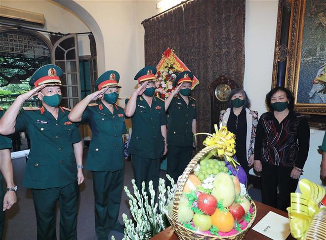 中央军委、国防部领导敬香 缅怀武元甲大将 ảnh 2 中央军委、国防部领导敬香 缅怀武元甲大将 ảnh 2