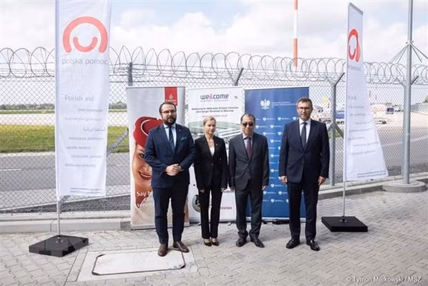 越南驻波兰大使出席波兰政府援助越南新冠疫苗交接仪式 ảnh 1