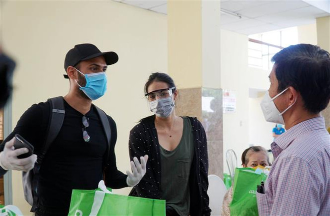 胡志明市为受疫情影响的外国人赠送必需品 ảnh 2 胡志明市为受疫情影响的外国人赠送必需品 ảnh 2