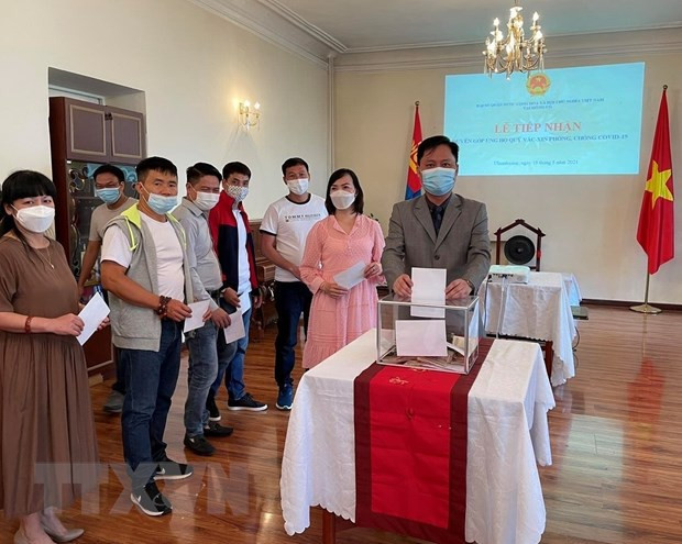 越南驻蒙古大使馆接收支持国内防疫的捐款资金 ảnh 1