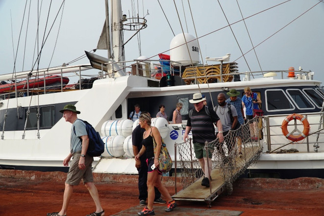 广平省接待乘船入境的首个外国旅行团 ảnh 1