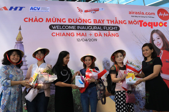 亚洲航空从泰国直飞岘港首个航班的游客来到中部各省参观旅游 ảnh 2 亚洲航空从泰国直飞岘港首个航班的游客来到中部各省参观旅游 ảnh 2