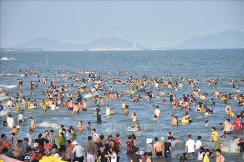 雄王祭祖日假期：各地旅游景点接待大量游客前来参观 ảnh 2