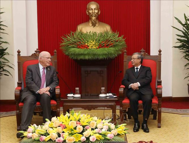 越共中央书记处常务书记陈国旺会见美国参议院代表团 ảnh 2